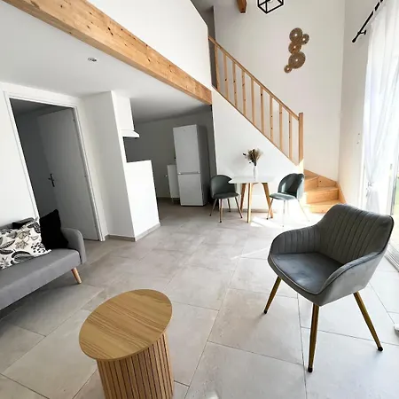 Maison T3 Avec Exterieur 2 Chambres, 5 Couchages, 3 Lits, Bordeaux A 10min, Tram C A 200m, Parc Jeux Enfants Holiday home *