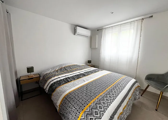 Prázdninový dům Maison T3 Avec Exterieur 5 Couchages, 3 Lits, 2 Chambres, Bordeaux A 10min, Tram E A 200m, Parc Jeux Enfants *